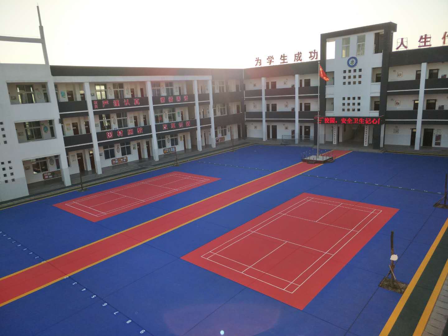 熱烈慶祝仲達塑膠成功為輝縣市第二民族學校換新貌！